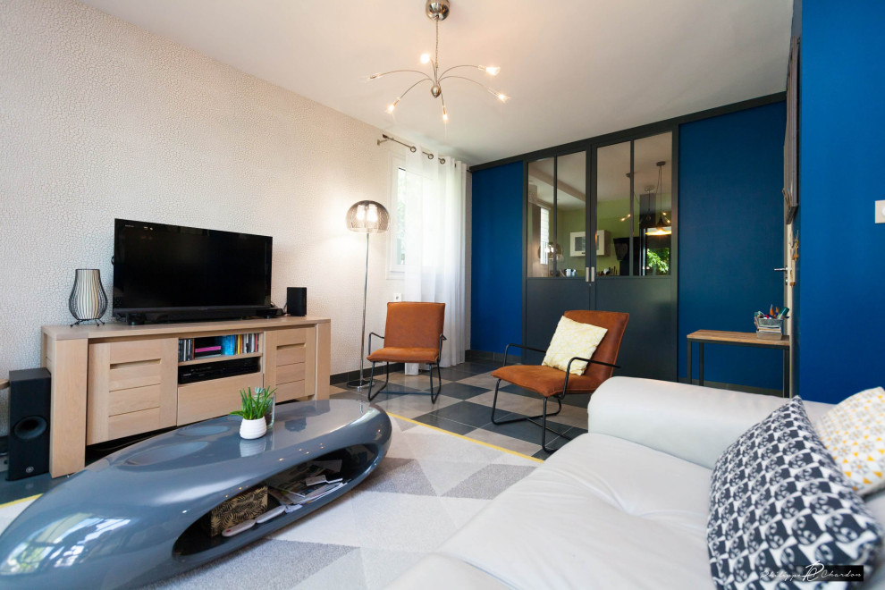 Esempio di un soggiorno industriale di medie dimensioni e aperto con pareti blu, pavimento con piastrelle in ceramica, TV autoportante e pavimento nero