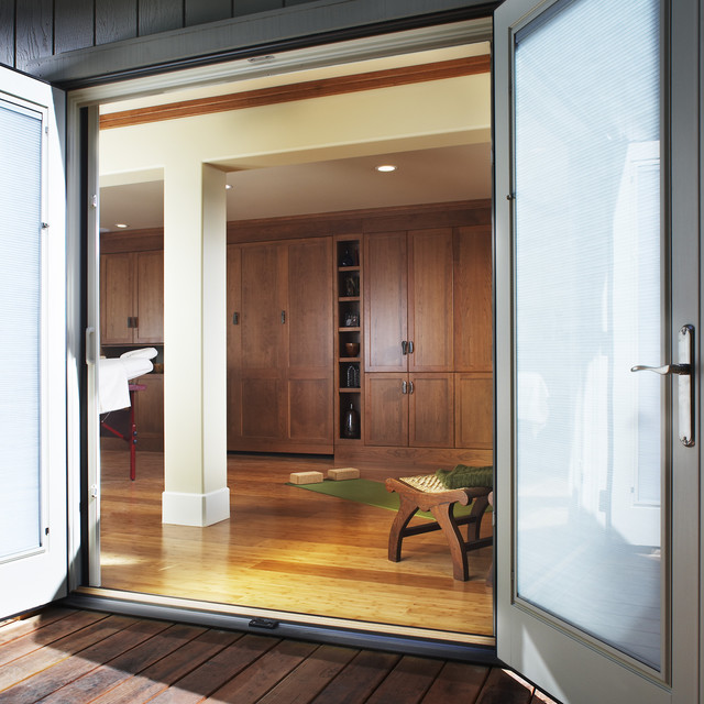 Entrance to Yoga/Guest Bedroom domashniy-trenazhernyy-zal