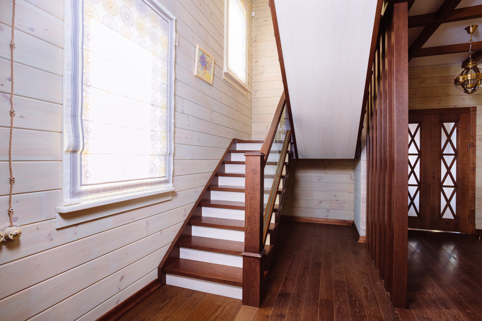 34. Деревянная лестница со стеклянным ограждением в КП Тихая слобода