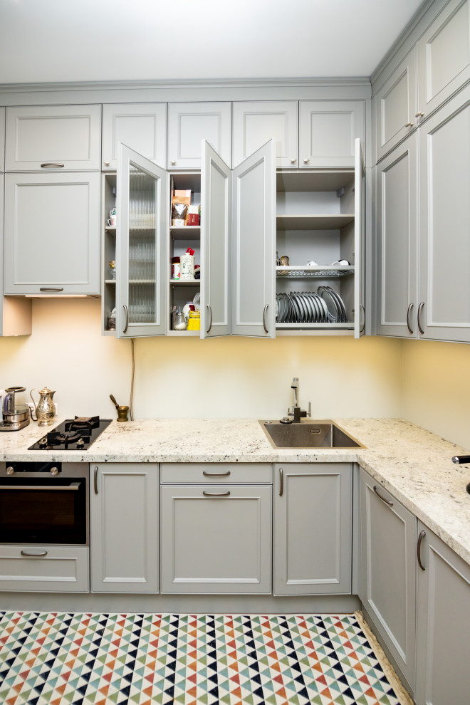 Светло-серая кухня в классическом стиле