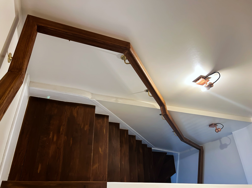 Источник вдохновения для домашнего уюта: угловая деревянная лестница среднего размера в современном стиле с деревянными перилами и деревянными ступенями