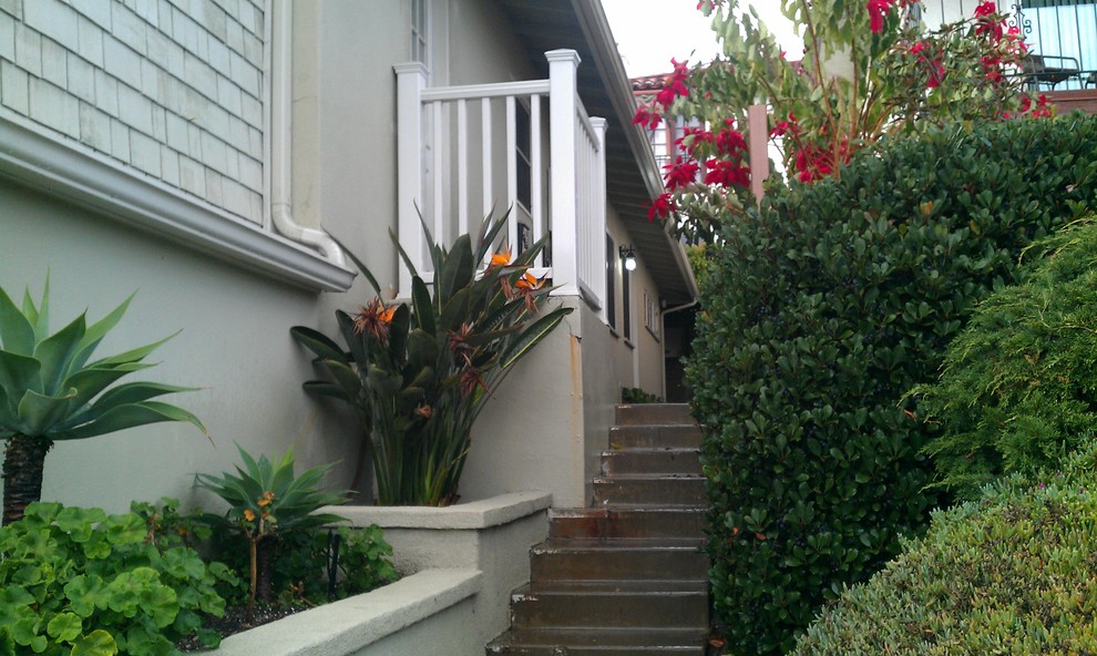 Example of a classic entryway design in Orange County