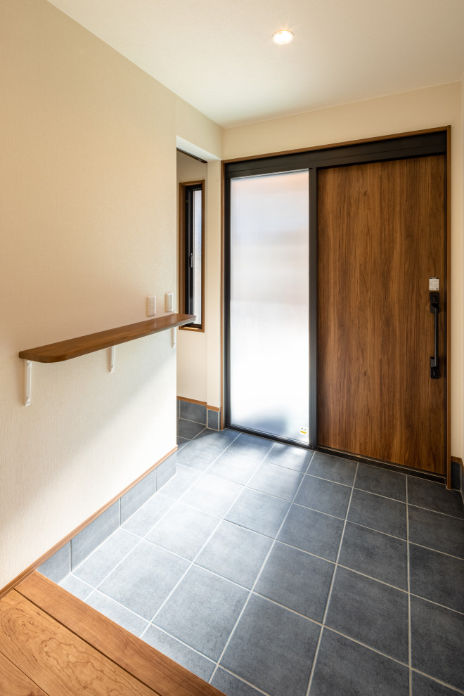 Aménagement d'une entrée moderne de taille moyenne avec un couloir, un mur blanc, un sol en carrelage de céramique, une porte coulissante, une porte en bois brun, un sol gris, un plafond en papier peint et du papier peint.