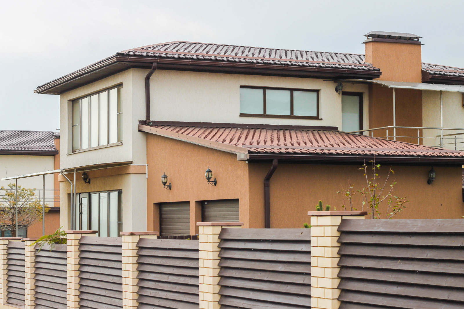 Прогулка по коттеджному поселку на Черном море. Экстерьер