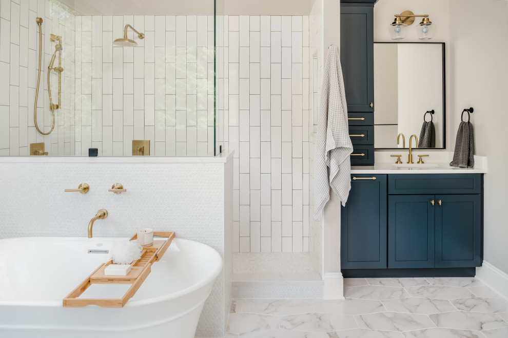 シャーロットにある高級な広いトランジショナルスタイルのおしゃれな浴室の写真