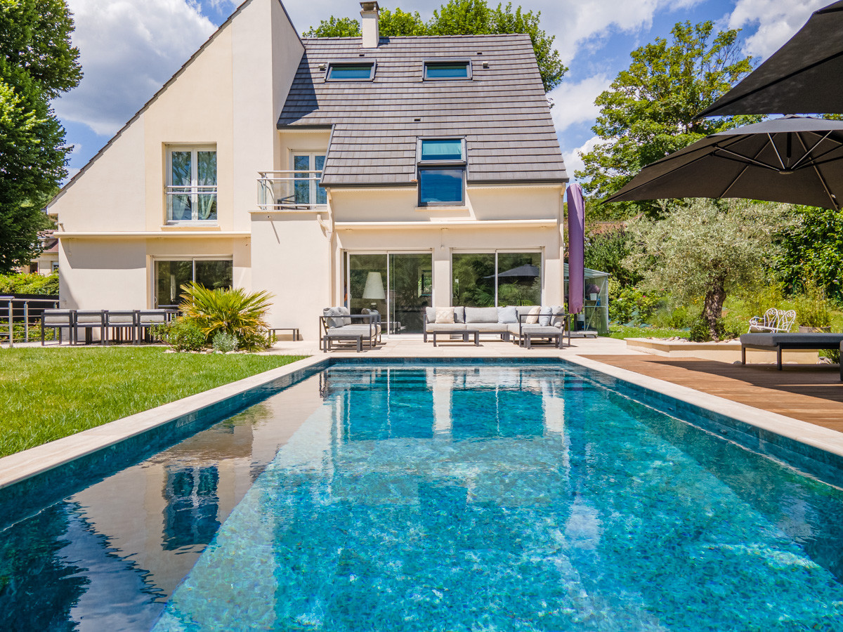 Création d'un grand jardin avec piscine