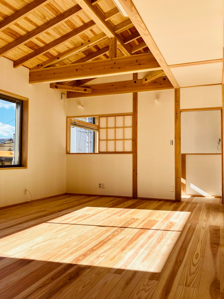 Cette photo montre une salle de séjour avec un mur blanc, un sol en bois brun, un poêle à bois, un sol beige, un plafond en bois et du papier peint.