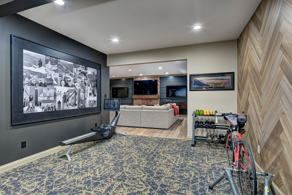 Cette photo montre une salle de sport tendance multi-usage et de taille moyenne avec un mur gris, moquette et un sol multicolore.