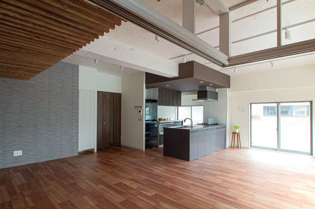 東京都板橋区のマンションリノベーション・ルーバー天井の家・リノベーションマンション rustikal-wohnbereich