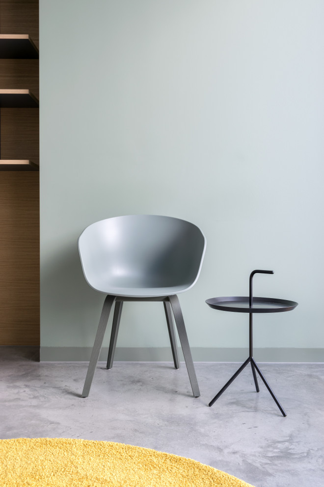 Mittelgroßer Nordischer Eingang mit Betonboden, grauem Boden und Wandpaneelen in München