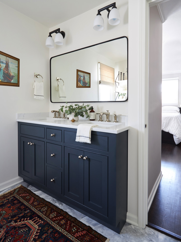 Photo of a small transitional master bathroom in Chicago with a built-in vanity.