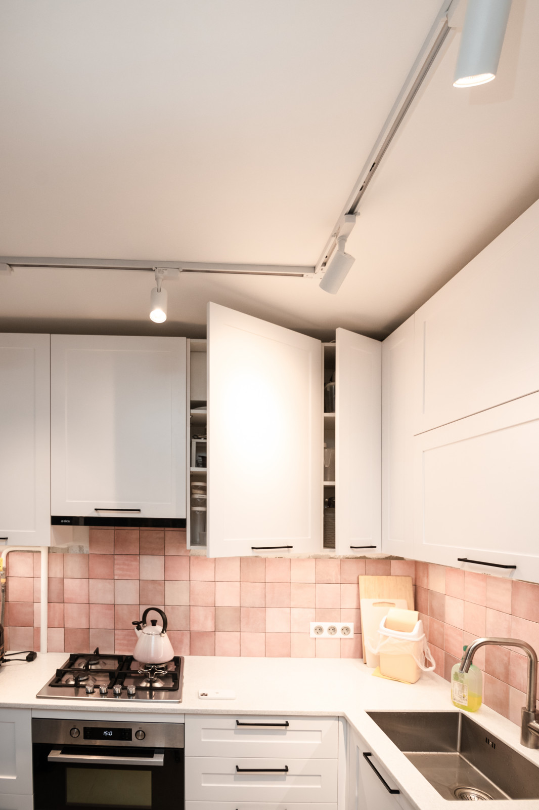 Белая небольшая кухня в стиле неоклассика