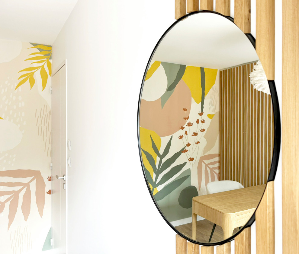 Mittelgroßes Modernes Schlafzimmer ohne Kamin mit gelber Wandfarbe, Laminat, beigem Boden und Tapetenwänden in Nantes