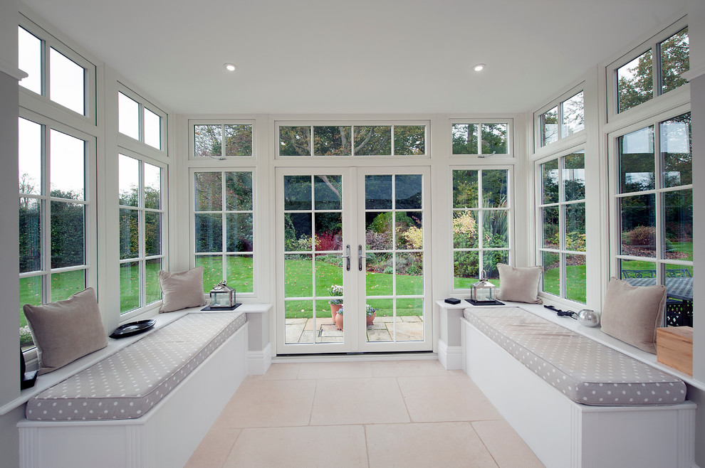 Inspiration for a contemporary home design in Hampshire.