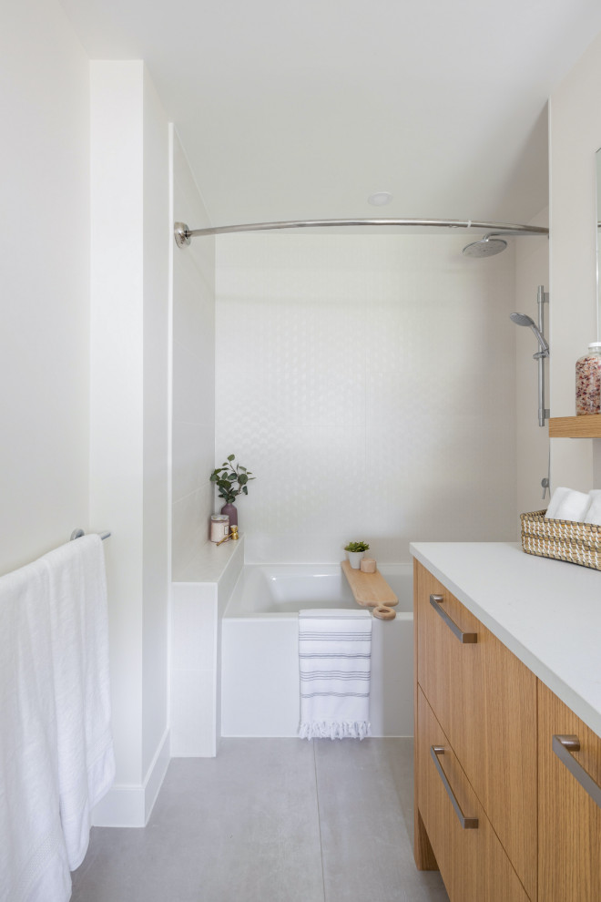 На фото: ванная комната среднего размера в современном стиле с плоскими фасадами, светлыми деревянными фасадами, белой плиткой, керамической плиткой, столешницей из искусственного кварца, серой столешницей и тумбой под две раковины с
