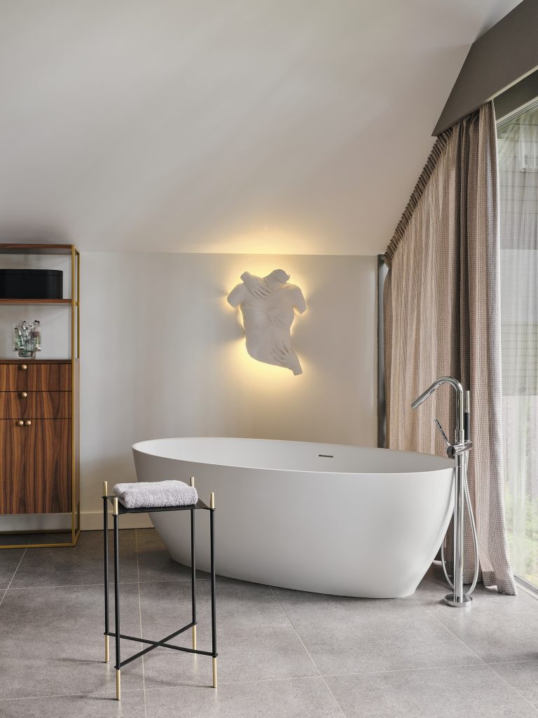 Дом в лесу у озера