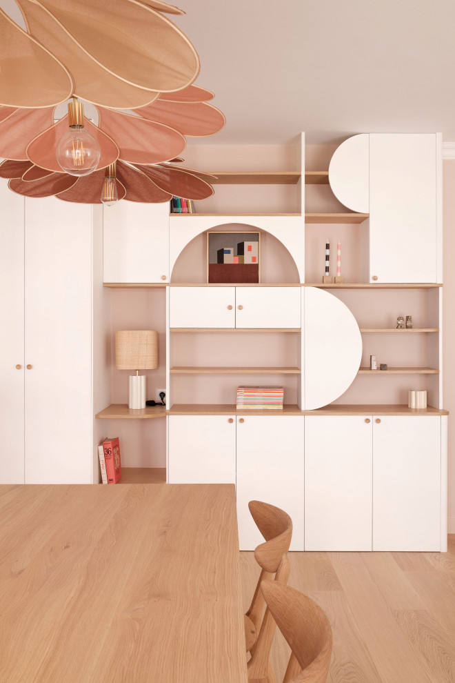 Offenes, Mittelgroßes Modernes Esszimmer mit weißer Wandfarbe und hellem Holzboden in Paris
