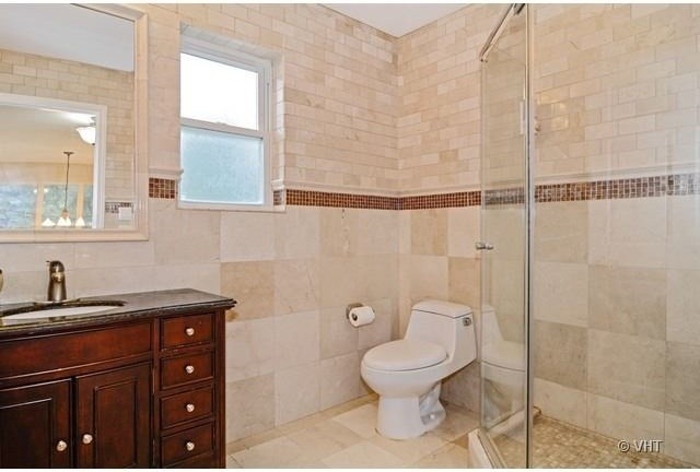 Example of a transitional home design design in Chicago