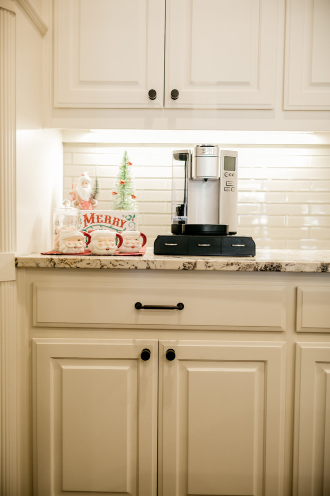 Home design - transitional home design idea in Dallas