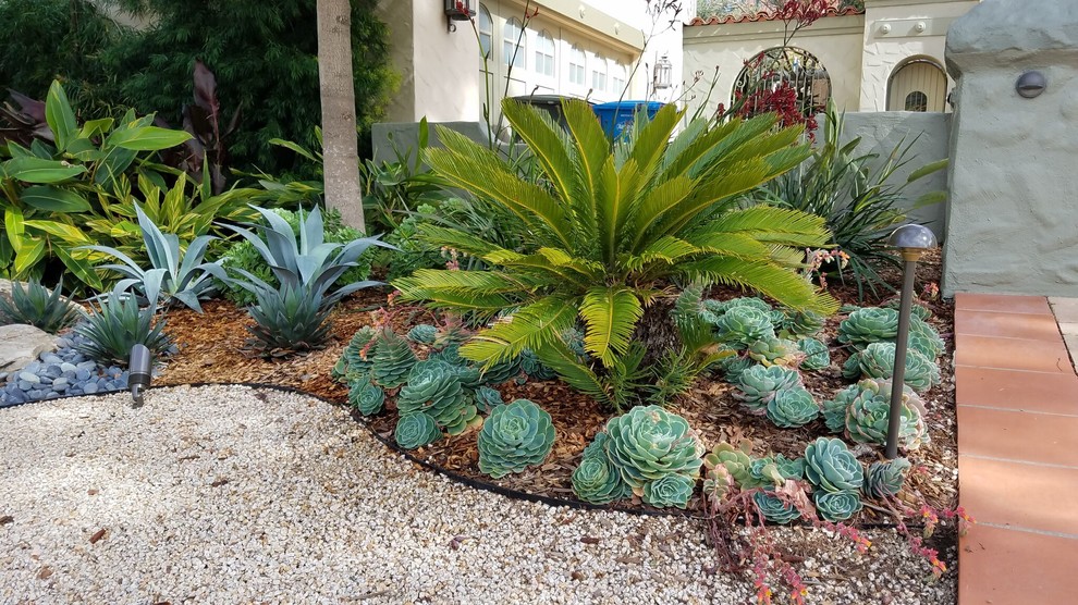 Design ideas for a large traditional front yard full sun xeriscape in San Francisco with concrete pavers.