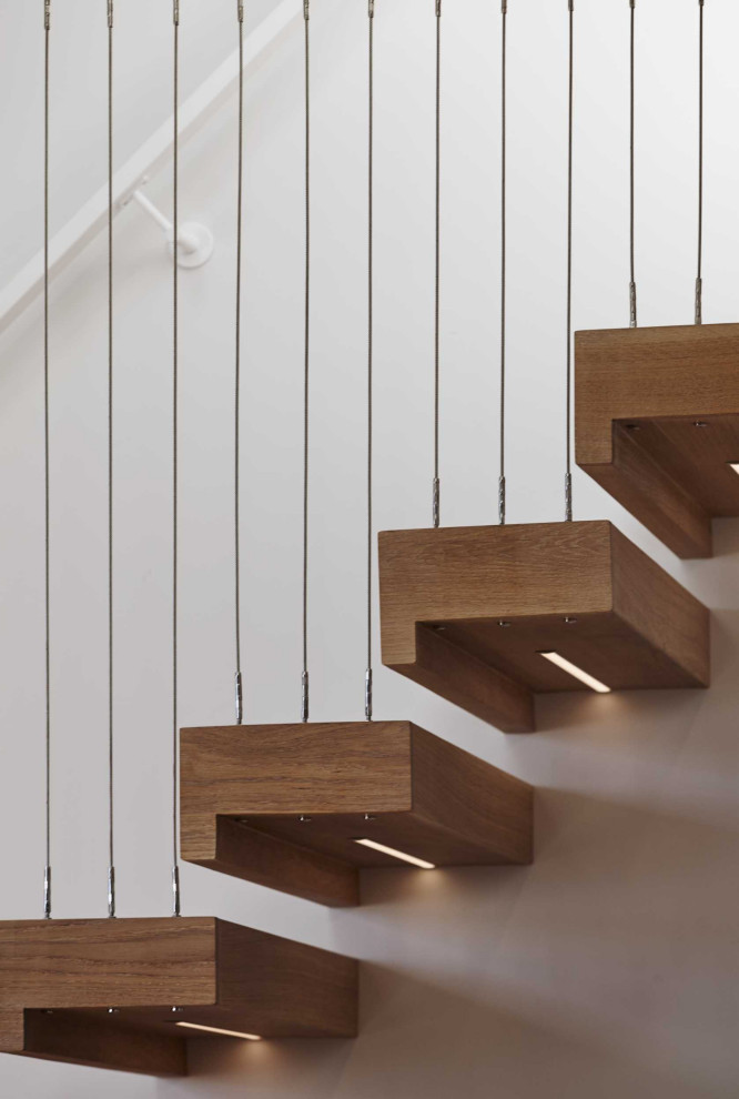 Идея дизайна: маленькая прямая лестница в современном стиле с деревянными ступенями и перилами из тросов без подступенок для на участке и в саду