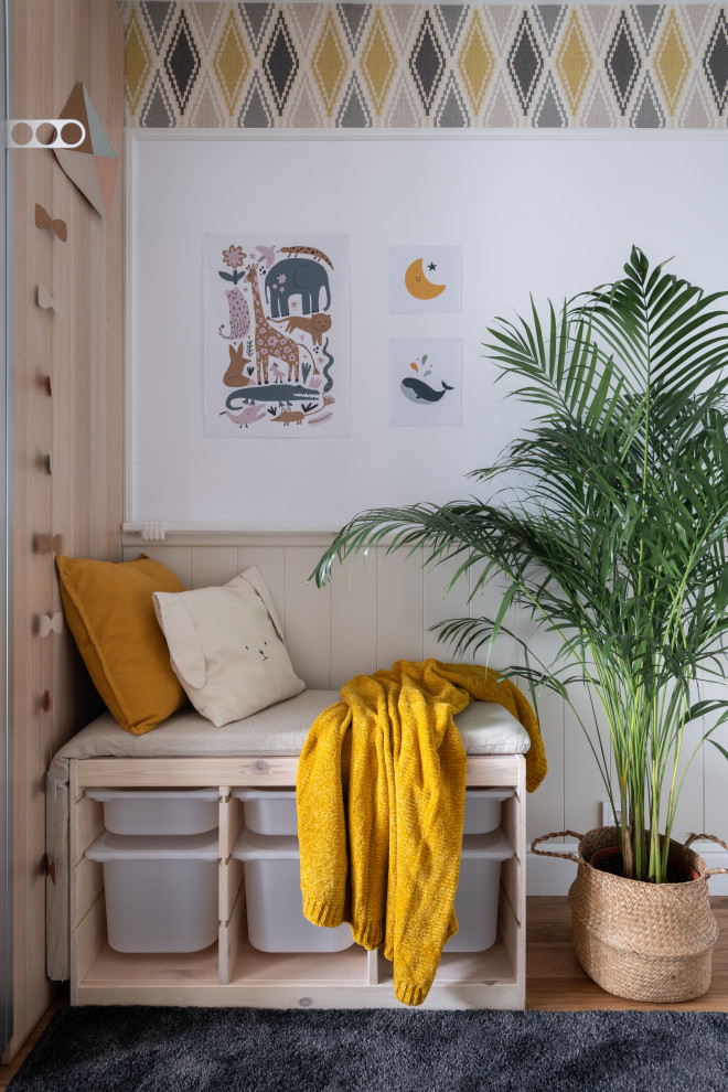 Cette photo montre une petite chambre d'enfant de 4 à 10 ans avec un mur jaune, un sol en bois brun et du papier peint.