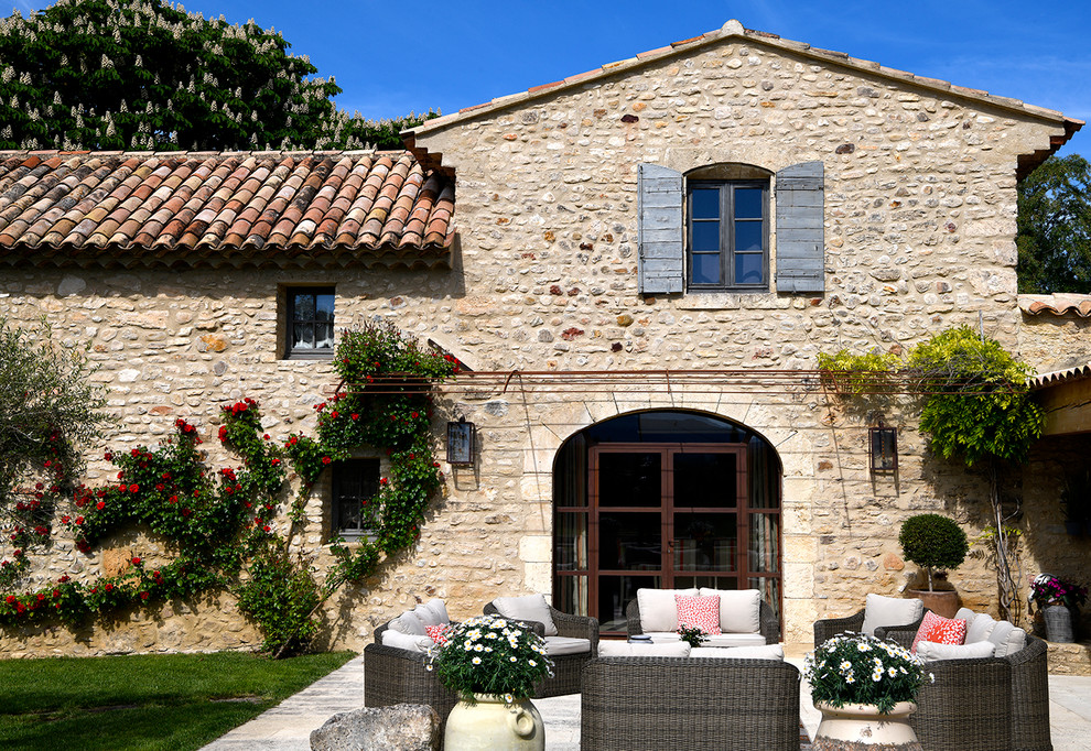 Inspiration pour une terrasse arrière rustique avec aucune couverture.