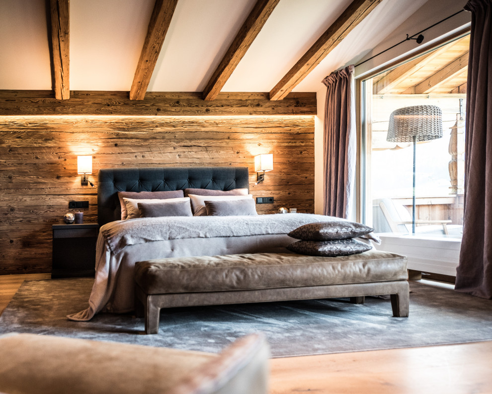 Diseño de habitación de invitados contemporánea grande con suelo de madera en tonos medios, vigas vistas y madera