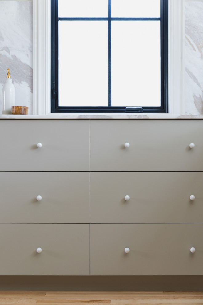 Transitional kitchen photo in Ottawa