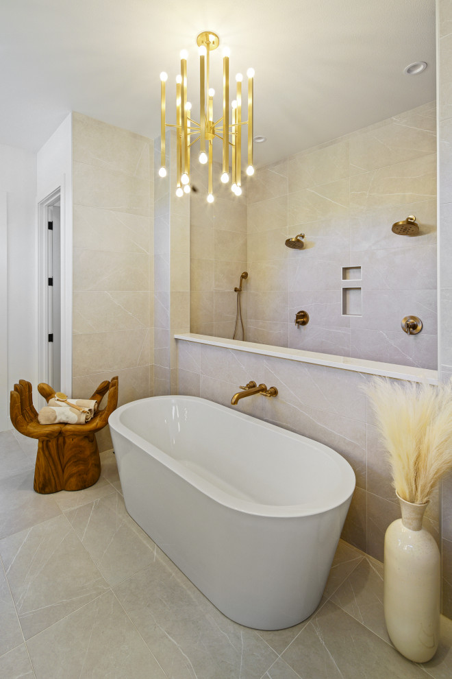 Источник вдохновения для домашнего уюта: большая главная ванная комната в современном стиле с плоскими фасадами, коричневыми фасадами, отдельно стоящей ванной, душем в нише, унитазом-моноблоком, разноцветной плиткой, мраморной плиткой, бежевыми стенами, полом из керамической плитки, монолитной раковиной, столешницей из искусственного кварца, разноцветным полом, открытым душем, бежевой столешницей, тумбой под две раковины и подвесной тумбой
