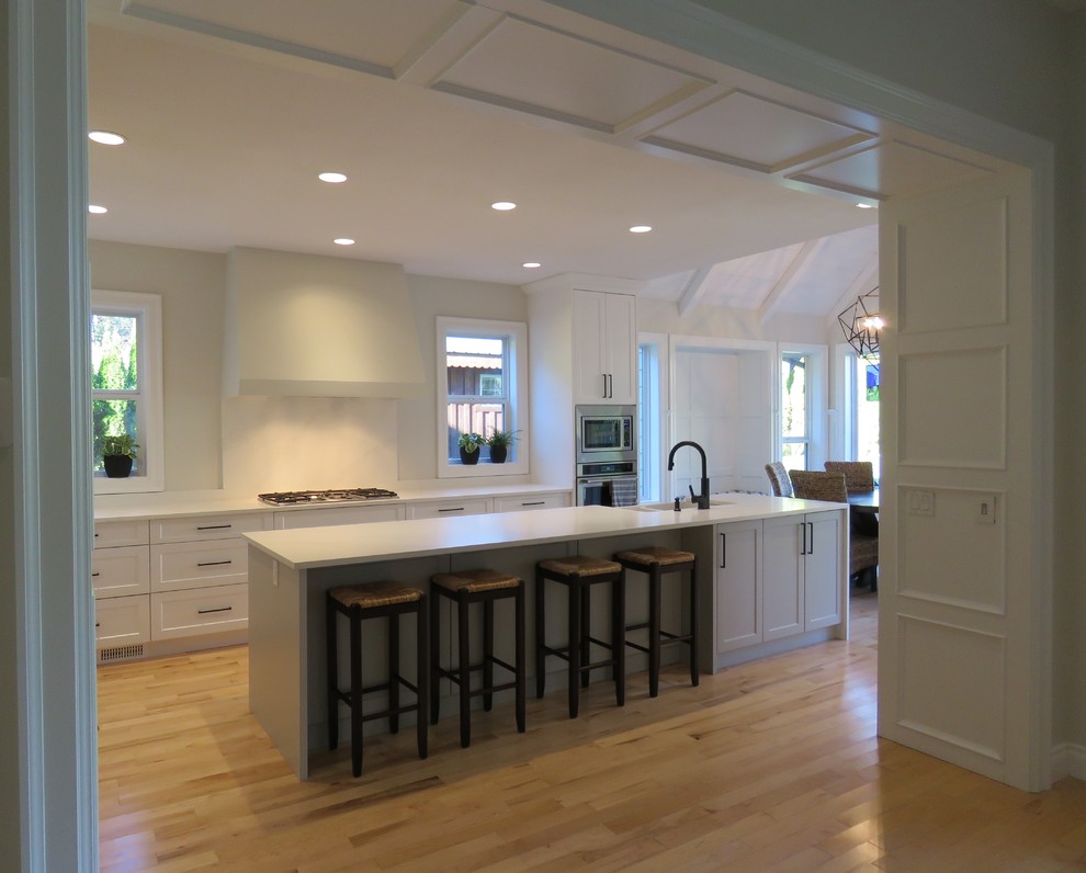 Kitchen - transitional kitchen idea in Vancouver