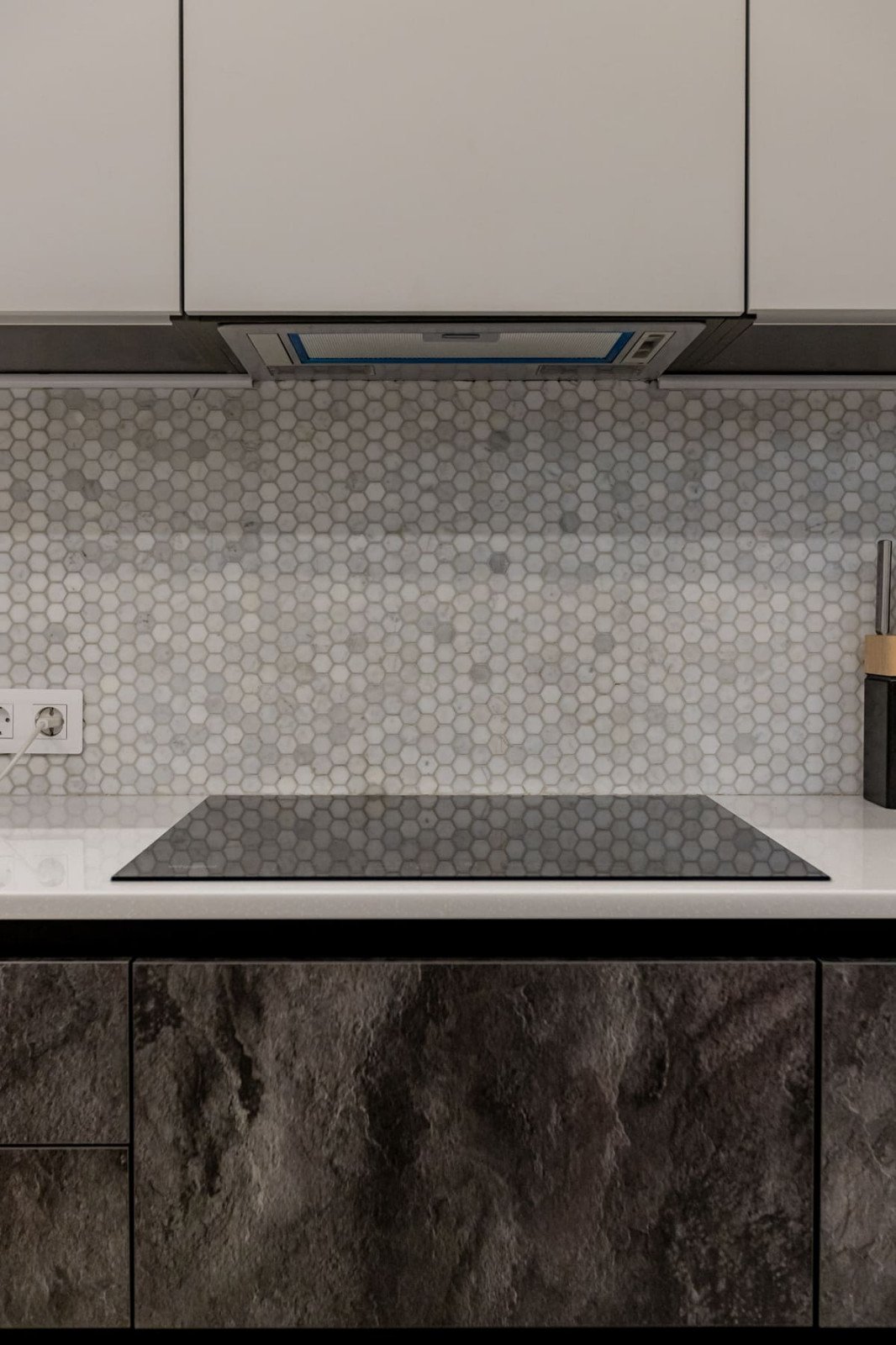 Угловая кухня в сером и черном цвете в стиле лофт