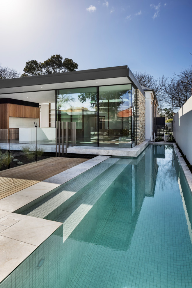 Exemple d'une piscine tendance.