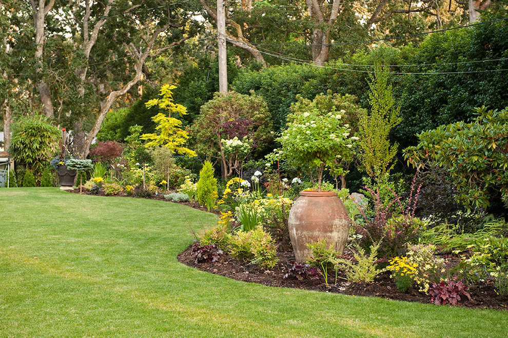 Photo of a traditional garden in Vancouver.