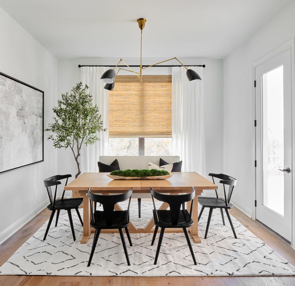 Идея дизайна: столовая среднего размера в стиле неоклассика (современная классика) с светлым паркетным полом, серым полом, с кухонным уголком и белыми стенами