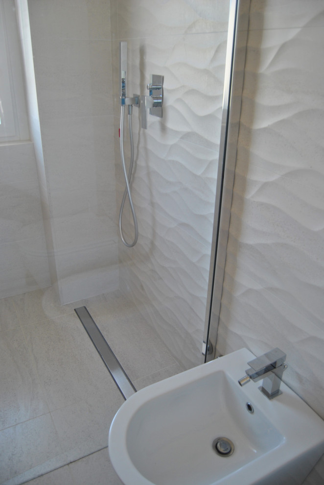 Idéer för att renovera ett funkis vit vitt badrum, med släta luckor, en kantlös dusch, en toalettstol med separat cisternkåpa, beige kakel, porslinskakel, beige väggar, klinkergolv i porslin, ett fristående handfat, träbänkskiva och beiget golv