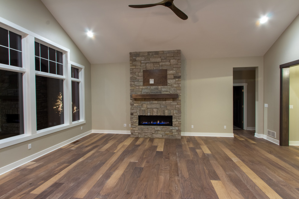 Example of a transitional home design design in Milwaukee