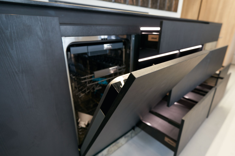 Кухня с зеркальными фасадами