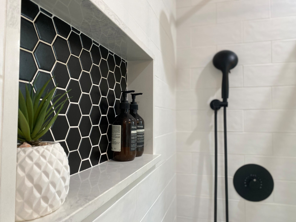 Inspiration för mellanstora retro badrum med dusch, med en kantlös dusch, vit kakel, keramikplattor, klinkergolv i keramik och svart golv