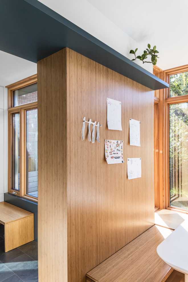Imagen de comedor contemporáneo pequeño con con oficina, paredes azules y madera