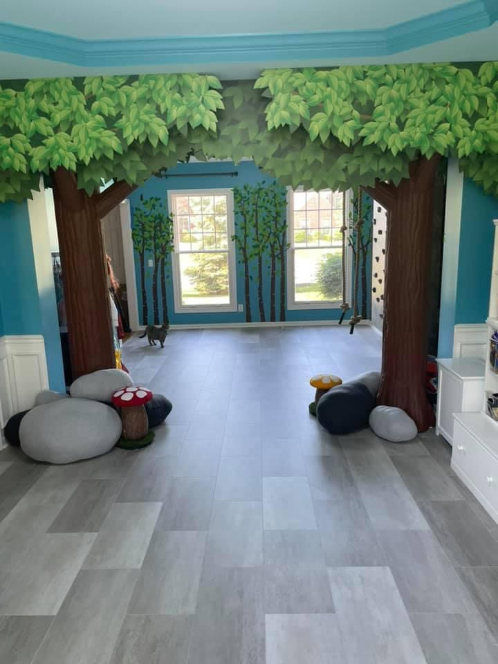 Exempel på ett stort klassiskt könsneutralt barnrum kombinerat med lekrum och för 4-10-åringar, med blå väggar, vinylgolv och grått golv