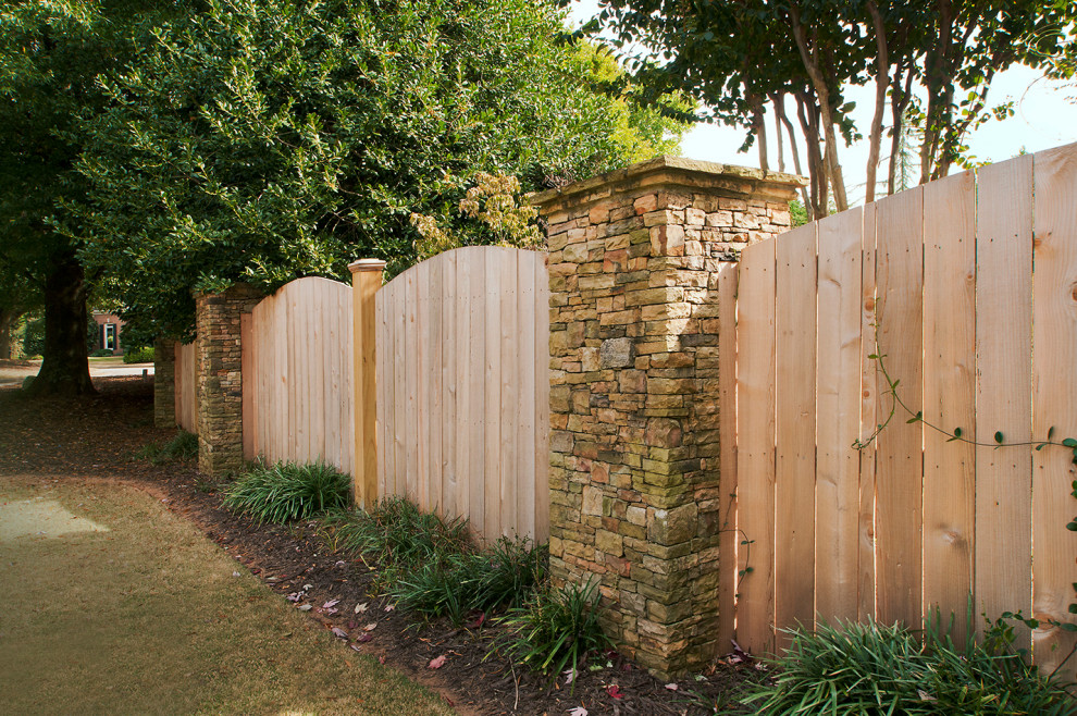 Immagine di un giardino dietro casa con recinzione in legno