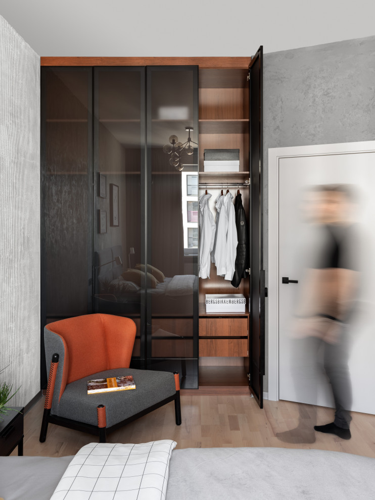 Стильный дизайн: встроенный шкаф среднего размера в современном стиле с стеклянными фасадами и серыми фасадами для мужчин - последний тренд