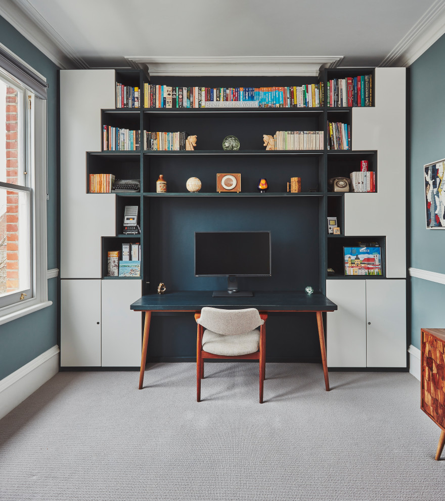 Idee per un ufficio classico di medie dimensioni con pareti blu, moquette, nessun camino, scrivania incassata e pavimento multicolore