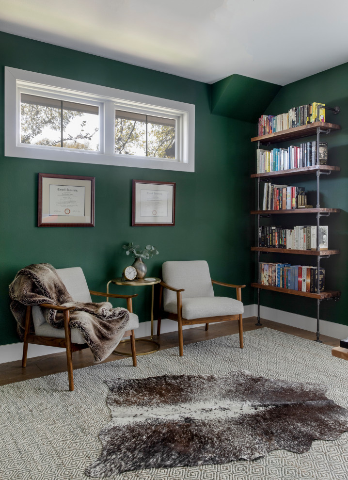 Стильный дизайн: изолированная гостиная комната среднего размера в современном стиле с с книжными шкафами и полками, зелеными стенами и паркетным полом среднего тона без камина, телевизора - последний тренд