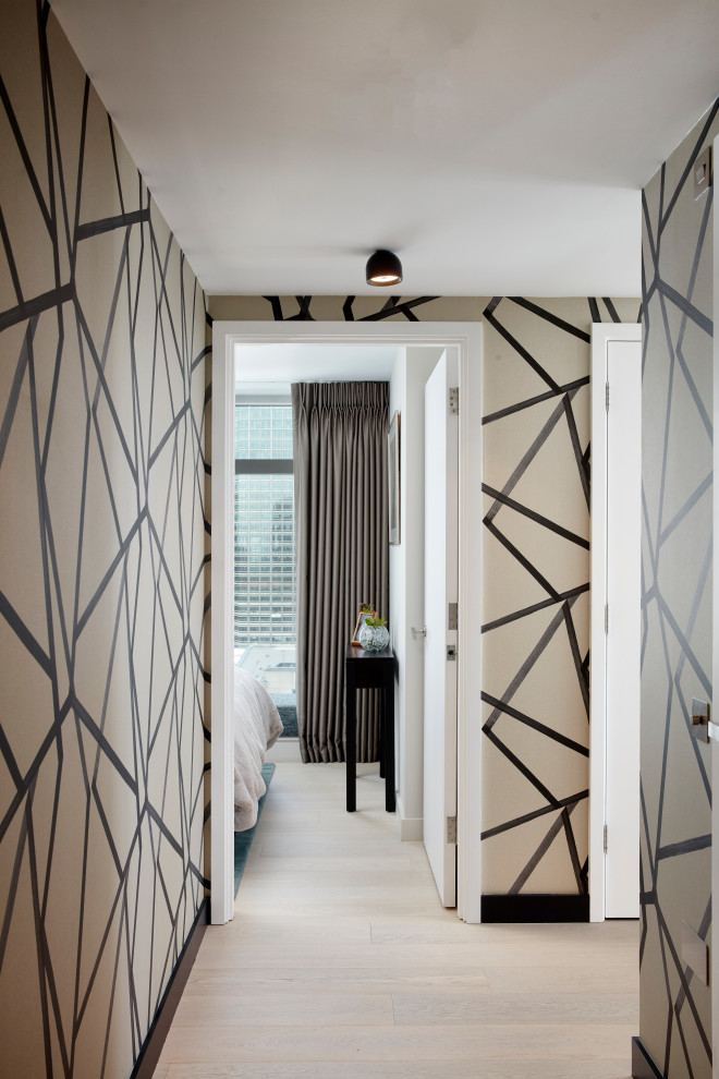 Inspiration pour un petit couloir design avec parquet clair, un sol beige et du papier peint.