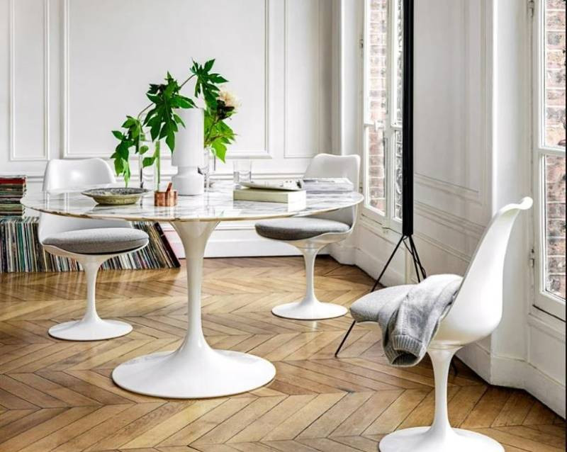 This is an example of a contemporary dining room in Lyon.