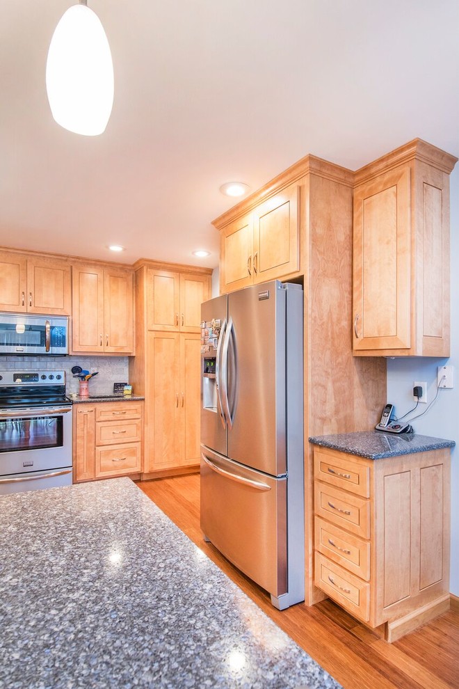 Example of a mid-sized transitional u-shaped bamboo floor and brown floor enclosed kitchen design in Cincinnati with a double-bowl sink, shaker cabinets, light wood cabinets, granite countertops, gray backsplash, marble backsplash, stainless steel appliances, a peninsula and gray countertops