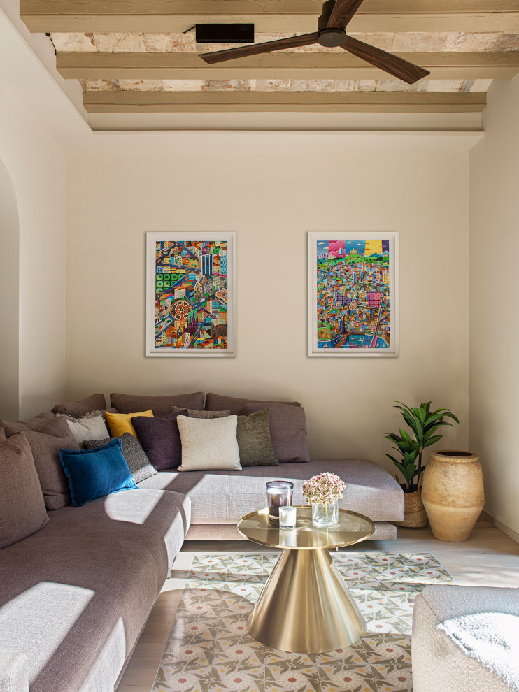 Idee per un soggiorno contemporaneo con pareti beige, parquet chiaro e travi a vista