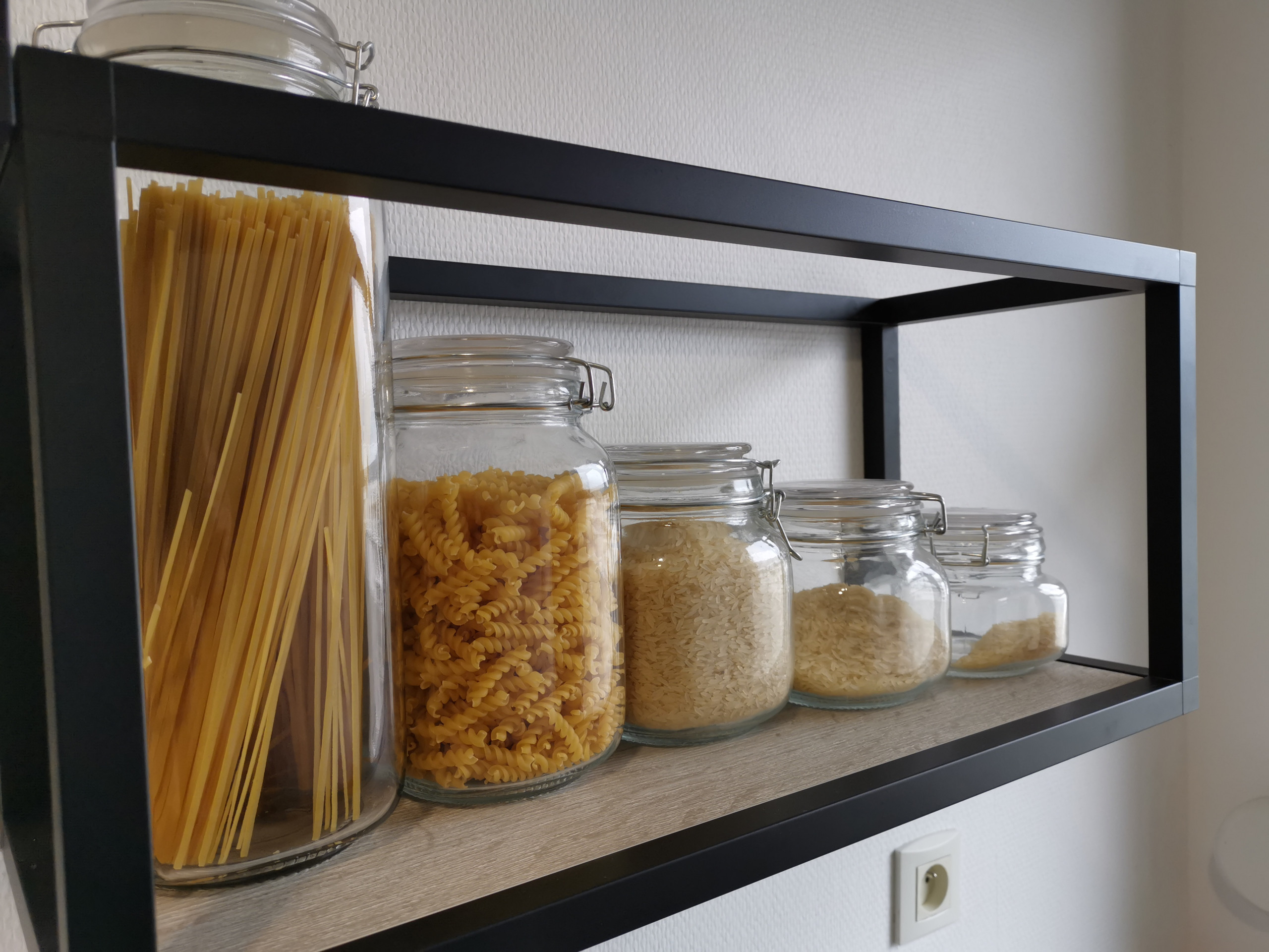 Cuisine contemporaine et fonctionnelle dans petit espace